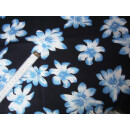 Reststück schwarzen Stoff mit Blumen in blau-weiß 90 x 140cm